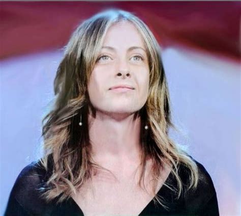 Giorgia meloni è legata all'autore televisivo andrea giambruno, con il quale ha avuto la figlia ginevra nel 2016. Giorgia Meloni, il nuovo manifesto e le accuse di ...