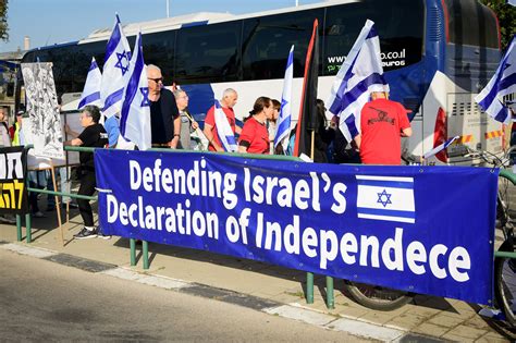 Israele Migliaia Di Manifestanti Contro Il Governo Attuale Treni