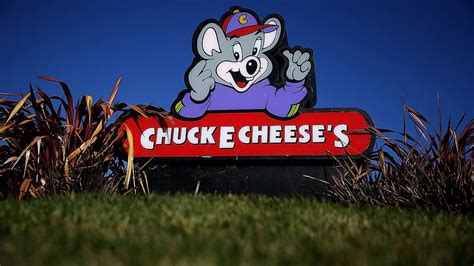 An Exhaustive History Of Chuck E Cheeses Terrifying Robot Band