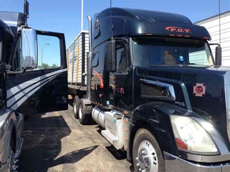 Volvo 880 2006 Sleeper Semi Trucks