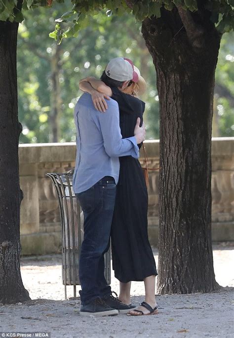 Naomi Watts And Billy Crudup Passionately Lock Lips In Paris Daily Mail Online