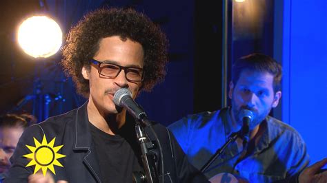 Eagle eye cherry is a 52 year old swedish musician born on 7th may, 1969 in stockholm, sweden. Eagle-Eye Cherry sjunger Streets of you - Nyhetsmorgon ...