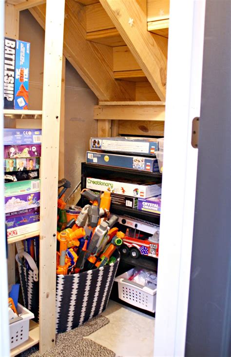 Nerf guns are a lot of fun, and not just for the kids! Easy DIY Nerf gun storage from Thrifty Decor Chick