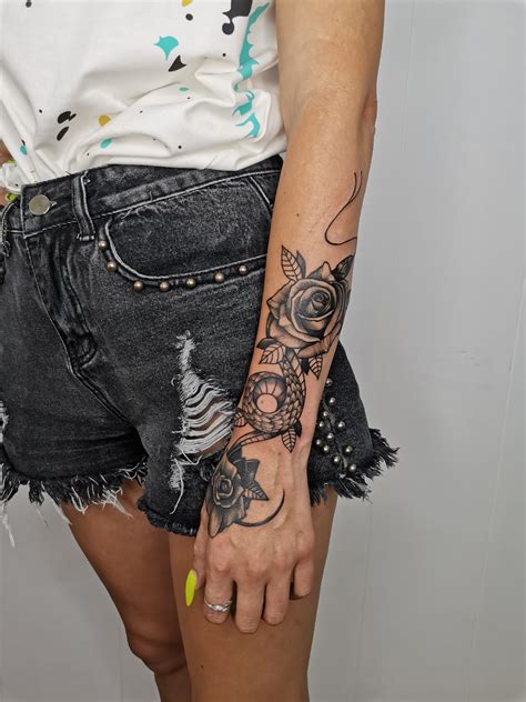 Татуировка для девушки на руке Тату салон Soleness Орск