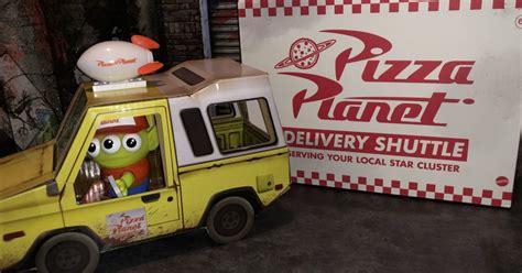 Toy Story Pizza Planet Alien Delivers Pizza With Mattel Sdcc