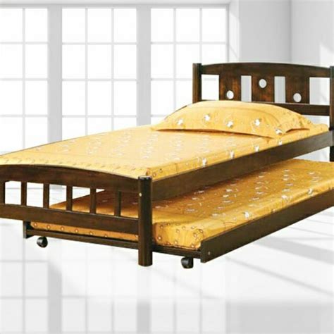 Katil dua tingkat kayu bergaya di dalam bilik tidur orang dewasa. Katil 2 Tingkat Kayu | Desainrumahid.com