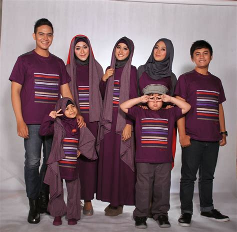 Intip beberapa foto lebaran keluarga artis indonesia berikut ini! Model Baju Muslim Keluarga Elegan Terbaru, Foto Dan Gambarnya 2018