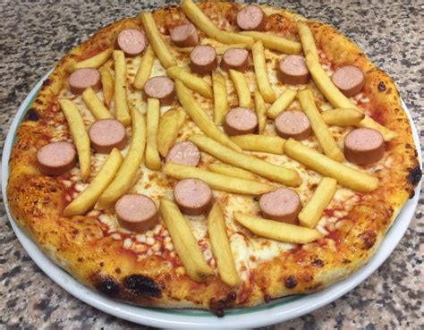 Preparate la pasta della pizza secondo la ricetta base o acquistatela nella vostra pizzeria di fiducia. pizza wurstel e patatine - Foto di La Dolce Vita, Parigi ...