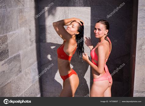 Ducha En La Playa Dos Hermosas Mujeres En Forma Tomando Ducha En La Piscina Chicas Con Cuerpo