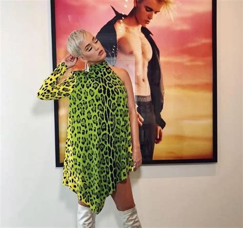 Katy Perry Posando Com Pôster De Justin Bieber E Muito Mais Nas Imagens Da Semana Vagalume