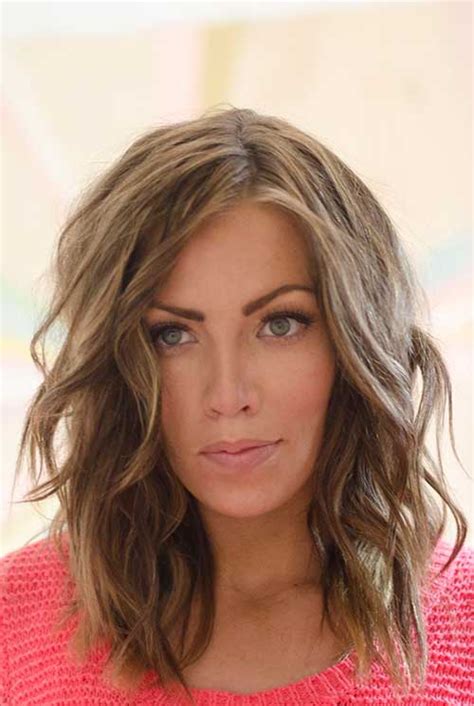 Medium length wavy hairstyle for a casual look. Short to Medium Hairstyles for Wavy Hair | Short ...