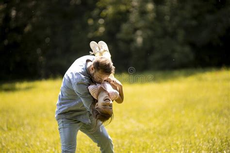 Feliz Familia Joven Con Linda Hija Pequeña Divirtiéndose En El Parque