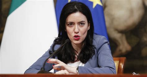 Che bene si può capire leggendo alcuni tweet postati durante l'ospitata di azzolina a che tempo che fa: Lucia Azzolina, il meme di Goldrake: "Banchi rotanti!", l'ultimo sfottò contro il ministro M5s ...