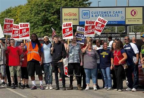 Uaw Strike 38 Gm Stellantis Parts Depot Workers Join Picket Lines