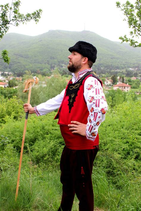 Тракийска мъжка народна носия с бродирани мотиви и калпак
