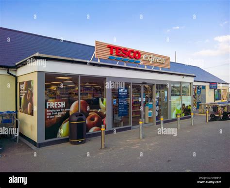 Tesco Express Shop Hi Res Stock Photography And Images Alamy