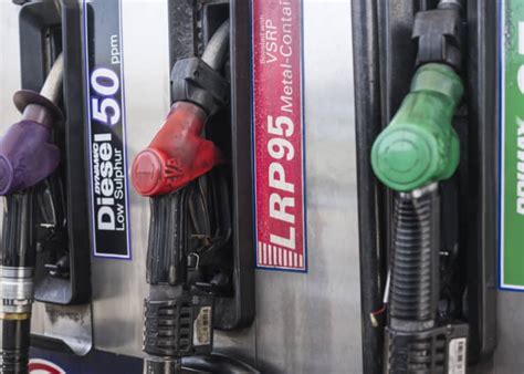 De benzineprijs verschilt per land, maar ook per benzinepomp. Petrol price drops R1.22 per litre: Here's what you'll be ...