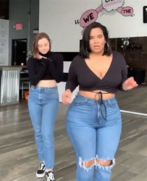 Two Friends Are Sharing How The Same Clothes Look On Different Sizes