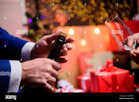 Letzte Minute Vor Dem Neuen Jahr Trinken Champagner Oder Sekt Feiern Sie Das Neue Jahr Mit