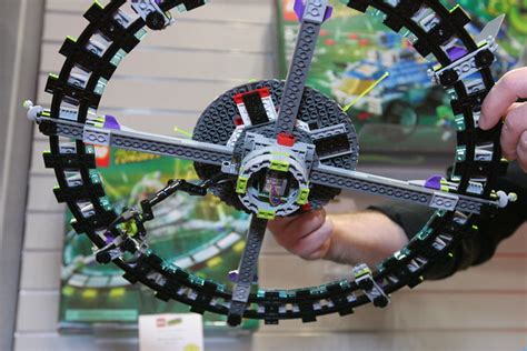 Would you like to change the currency to euros (€)? LEGO Toy Fair 2011 - Alien Conquest - 7065 Alien ...