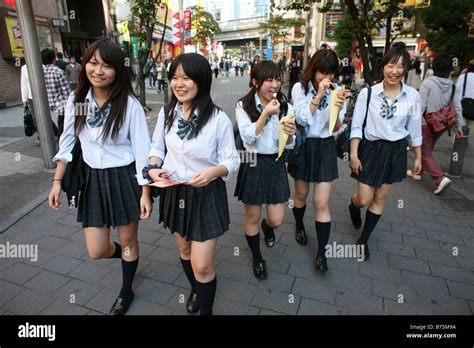 Japanischer Student Auf Dem Weg Zur Schule In Tokio Japan Stockfoto