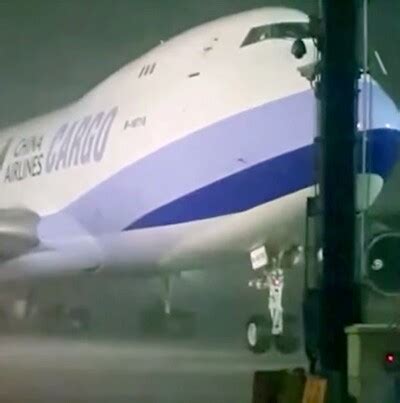 Vídeo mostra Boeing sendo levantado por tufão veja Aviação