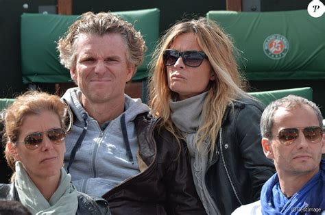 Federer accidentally nails monfils with a tennis ball. Denis Brogniart et sa femme Hortense assistent au match de ...