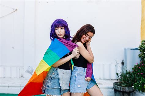 Foto De Duas Mulheres Com Bandeira Do Arcoíris No Quintal Casal Jovens Lésbicas Segurando Uma