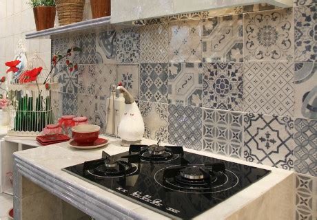 Azulejos adhesivos portugueses, orientales, marroquís y otras tendencias para cocinas y baños. Cocina moderna con azulejos rústicos. Ideas y combinaciones