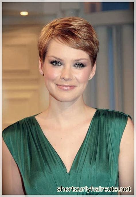 Jennifer nettles short wavy curly hairstyle. Best Pixie Haircuts for Round FacesShort and Curly Haircuts