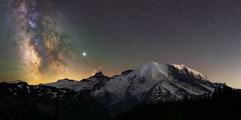 Mount Rainier Looking Incredible Under The Night Sky Oc 2048x1024