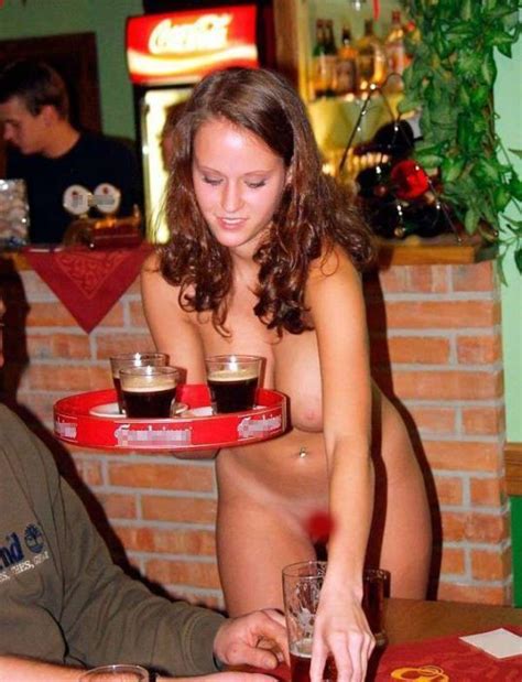 【画像】チェコのバーが人気の理由 ⇒ ウェイトレスの女の子が全裸で可愛い ポッカキット