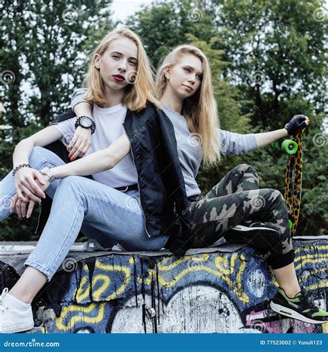 Twee Blonde Het Echte Tiener Hangen Uit Bij De Zomer Samen Beste Vrienden Het Concept Van