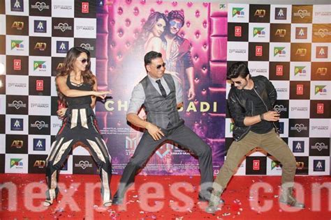 Akshay Kumar Dances To Tu Cheez Badi Hai Mast Says Raveena Tandon