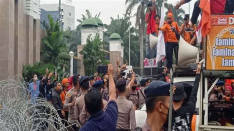 3 Tuntutan Aksi Demo Massa Buruh Di Depan Gedung Dpr