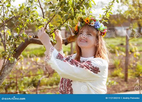 mulher ucraniana feliz do retrato foto de stock imagem de naturalizado pessoa 112130310