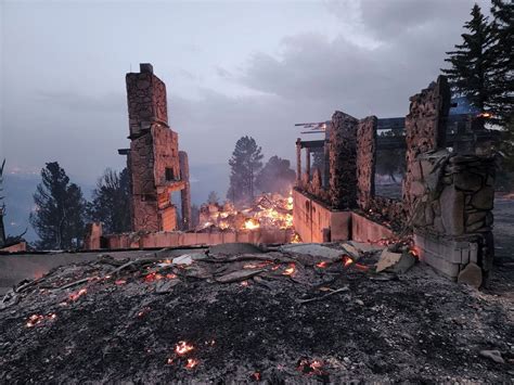 2 Dead More Than 200 Homes Charred In New Mexico Wildfire