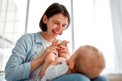 Mamá Cariñosa Acariciando A Su Bebé Recién Nacido En Casa Mamá Y Bebé