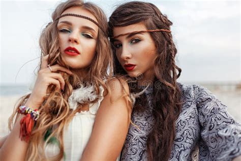Deux Belles Filles Hippies Avec Le Dright Composent Et Les Toilettes De
