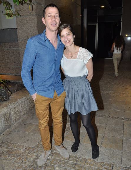 לאחר מכן יובאו הדברים לאישורה של הדמות שבאמת קובעת הרב פרץ הגיב עמית היקר, שמור על הכבוד ותוציא את רעייתי מהמשחק הפוליטי. נינט וגבסו מתאחדים