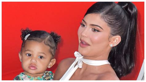 Kuwk Kylie Jenner Posts New Adorable Clip Of Daughter Stormi Covering