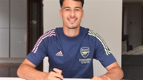 gabriel martinelli signs new long term arsenal contract days after gunners secured bukayo saka