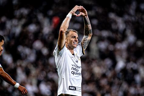Róger Guedes Faz Coração Ao Comemorar Gol Em Vitória Do Corinthians