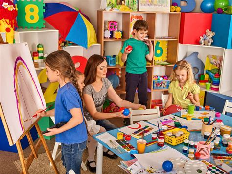 Saiba como falar sobre o dia do trabalho na educação infantil de forma divertida e que estimule habilidades de leitura e escrita dos alunos! Desenvolva as crianças com 8 atividades para educação infantil