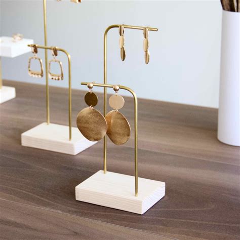 Elegant And Minimalist Earring Holder Designed For Professionals