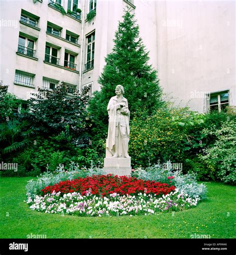 Voltaire Statue In Der Stadt Von Paris In Frankreich In Europa