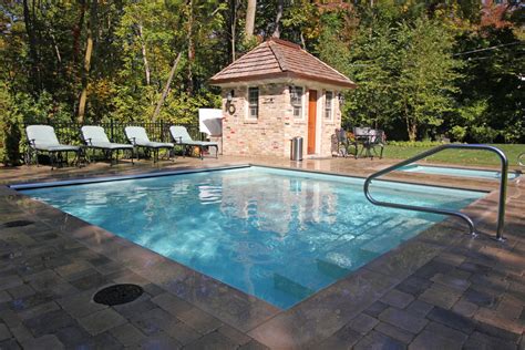 Square Shaped Pool And Spa Traditional Pool Chicago By Rosebrook