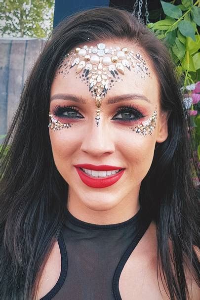 Cosmetic chunky glitter use on your face, body, nails, hair! Festival Makeup Ideas 2019: From Glittery To Understated ...