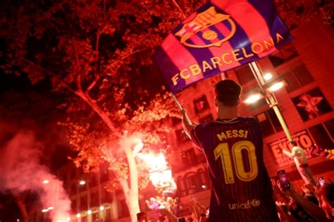 Foto Euforia Suporter Barcelona Rayakan Gelar Juara La Liga Spanyol
