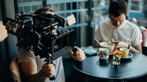 Hombre Sujetando La Cámara De Cine · Fotos De Stock Gratuitas